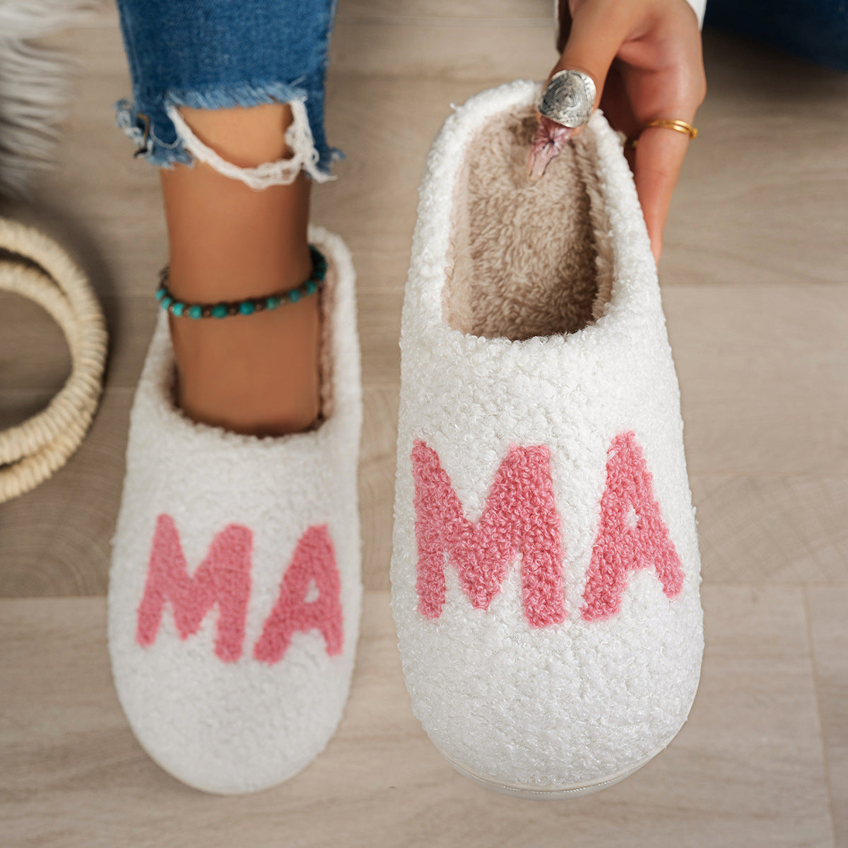 Pantufas de pelúcia MAMA – detalhe 2